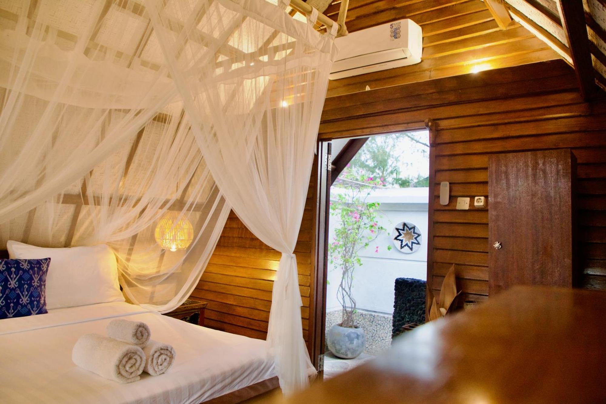 Villa Sunset Beach Gili Trawangan Exterior photo