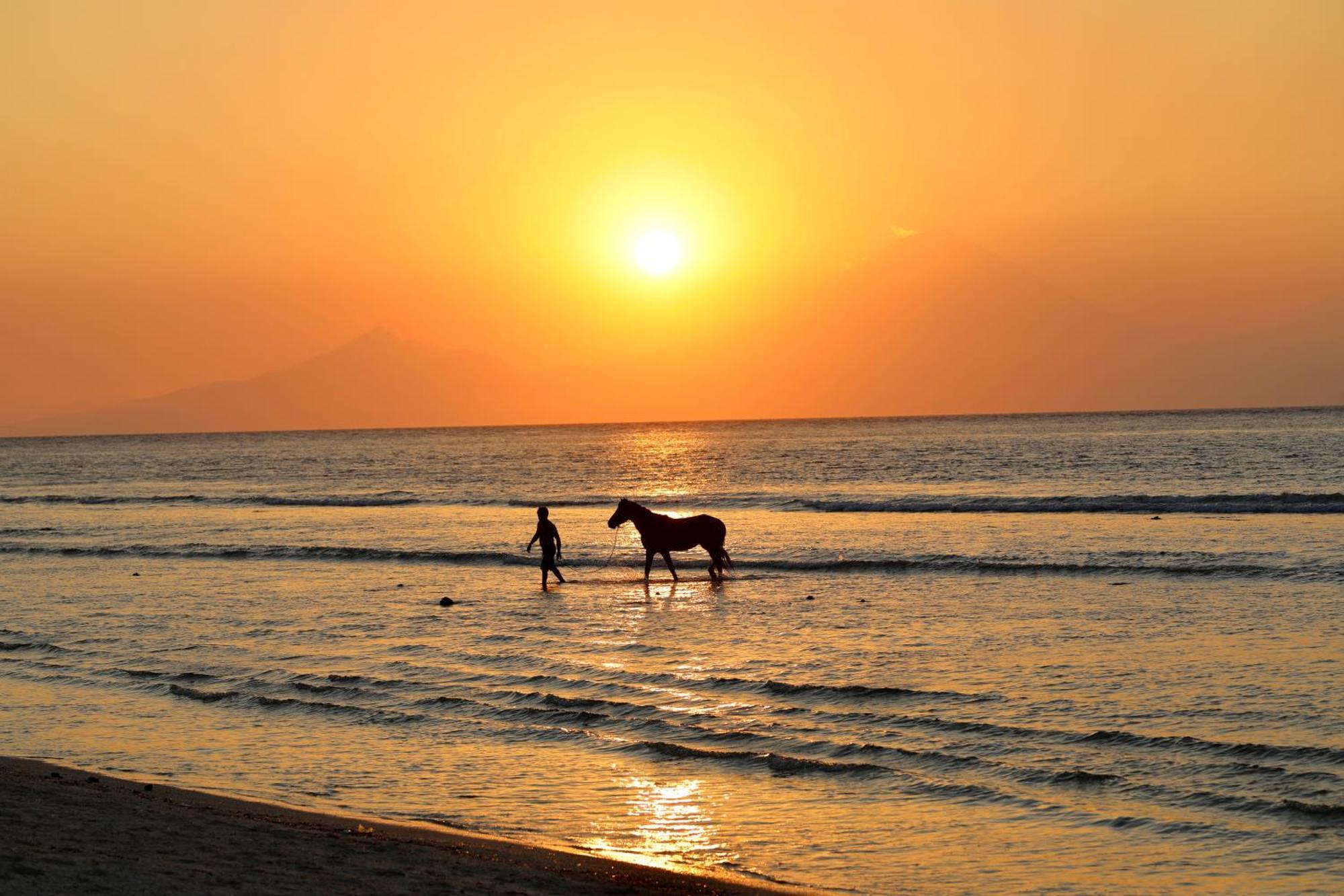 Villa Sunset Beach Gili Trawangan Exterior photo